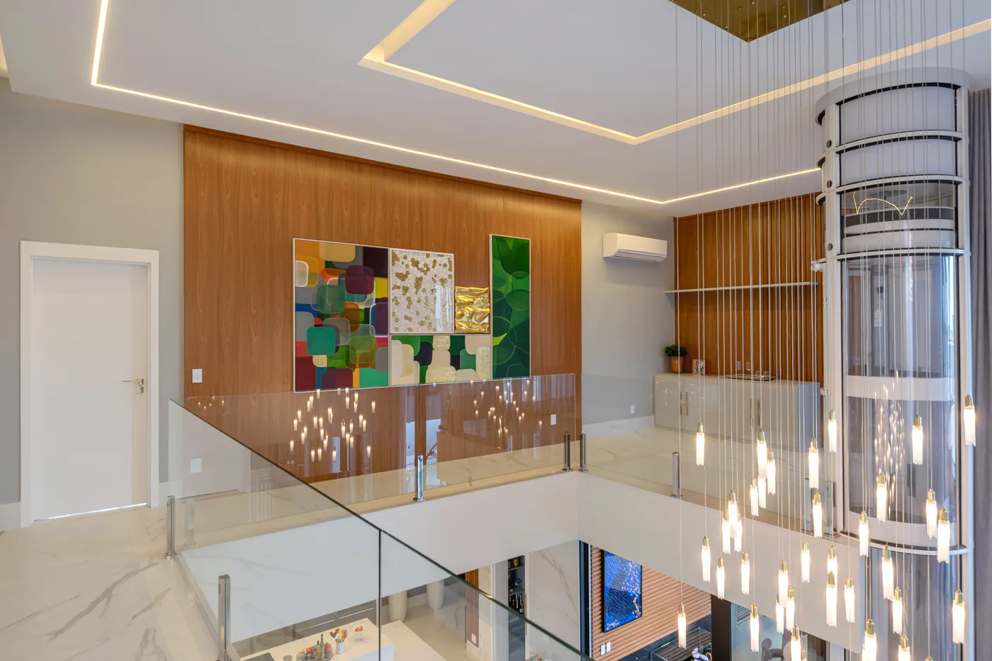 Hall de pé-direito duplo com iluminação decorativa em obra entregue pela Doma