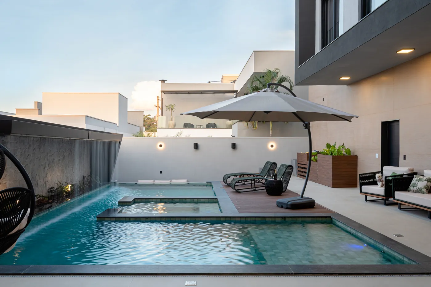 Área de piscina com deck e lounge em residência de alto padrão da Doma